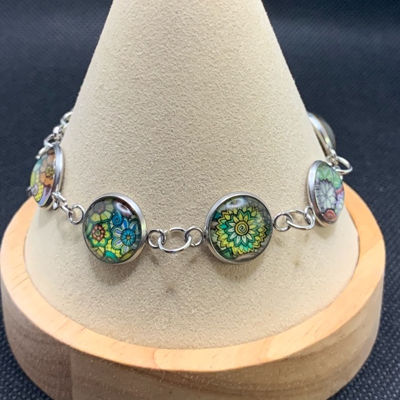 SOLD ELSEWHERE‼️ Floral-Themed Bracelet in Spring Colors with Dangly Star Chain - Picture 4 of 9